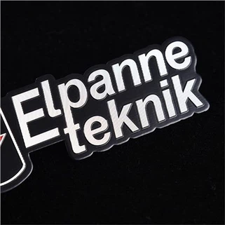 Metalowe tabliczki z logo