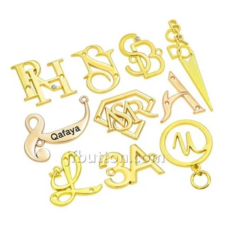 Małe metalowe metki z logo