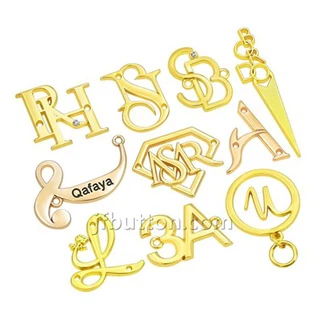 Małe metalowe metki z logo