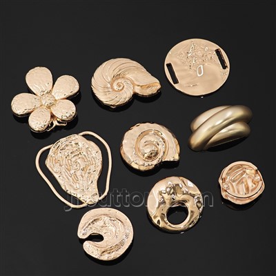 Sukienka z marszczonymi metalowymi dodatkami. Klamra