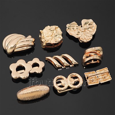 Metalowy akcent do dopasowanej sukienki maxi