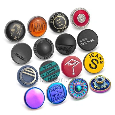 Złote guziki z czarnej kurtki dżinsowej